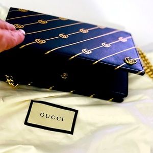 Gucci Authentic black & gold wallet with good chain-mirror inside.
